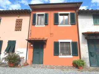 Casa indipendente in vendita a lucca via di tiglio,