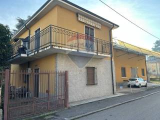 Casa indipendente in vendita ad agrate brianza via roma, 13