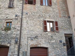 Casa indipendente in in vendita da privato a massa martana piazza giordano bruno