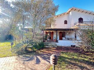 Villa bifamiliare in affitto a san felice circeo via terracina, 335