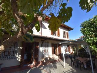 Casa indipendente in vendita a forte dei marmi via g. spinetti, 8a