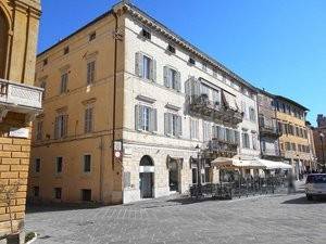 Negozio all'asta a siena p.za a. gramsci n. 7 ; piazza a. gramsci 7, siena, si,