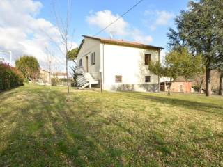 Casa indipendente in vendita a meldola str. vernacchia montevescovo, 36