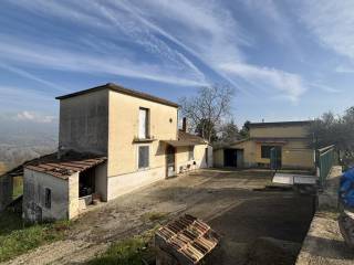 Casa indipendente in vendita a benevento strada provinciale benevento-apice nuova, 25