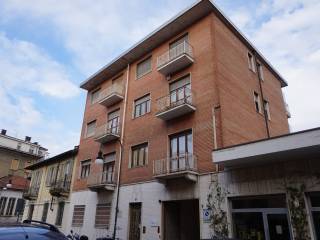 Posto auto in affitto a torino via asti, 19