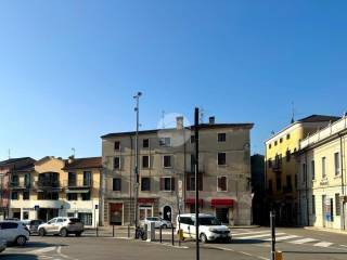 Negozio in affitto a caprino veronese negozio piazza stringa, 14