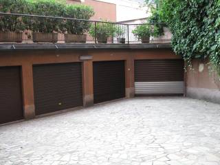 Garage in vendita a milano via sebastiano veniero, 44