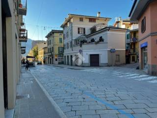 Negozio in affitto a sondrio via alberto de simoni, 39