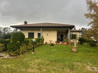 Villa in vendita ad aprilia via francesco baracca