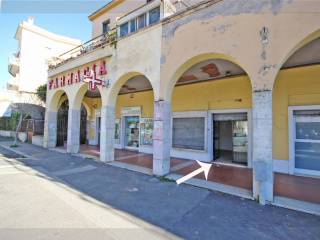 Negozio in affitto a roma piazza alfonso capecelatro, 9