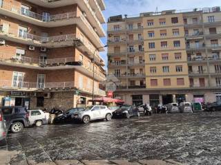 Negozio in vendita a napoli piazza leonardo, 18