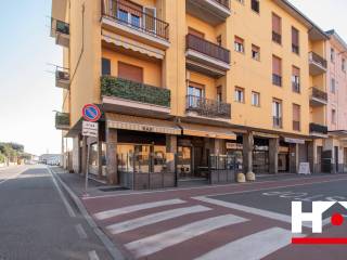 Bar in vendita a ospitaletto piazzetta san rocco