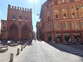 Abbigliamento in vendita a bologna piazza della mercanzia