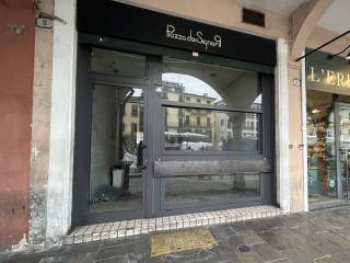 Negozio in affitto a padova piazza dei signori