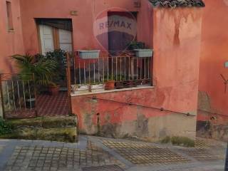 Casa indipendente in vendita ad agira via saraceni, 68