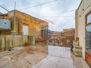 Casa indipendente in vendita a caltagirone via cona, 8