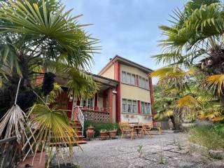 Villa in vendita a gualdo tadino via trento e trieste