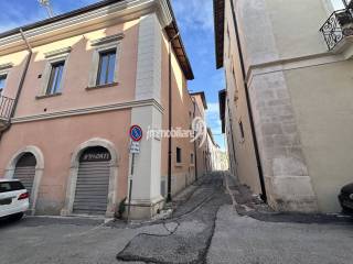 Negozio in affitto a l'aquila via giuseppe garibaldi, 32