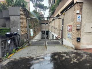 Garage in vendita a roma via guido de ruggiero, 81