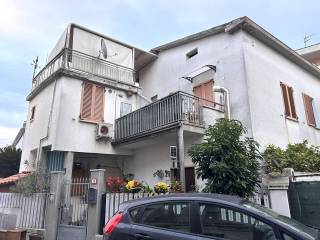 Casa indipendente in vendita ad alba adriatica via camillo benso di cavour, 3