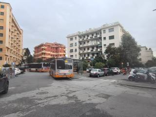 Garage in vendita a genova piazza merani