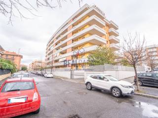 Garage in vendita a roma via biagio petrocelli, 228