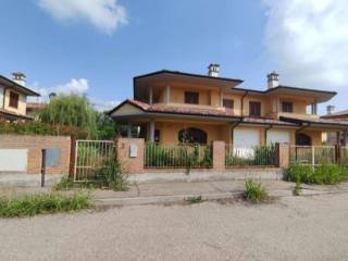 Villa bifamiliare all'asta a roncaro via cassarà, snc