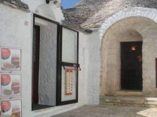 Negozio in vendita ad alberobello via monte sabotino 60 ,62,64