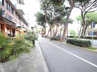 Negozio in affitto a riccione viale ceccarini, 138