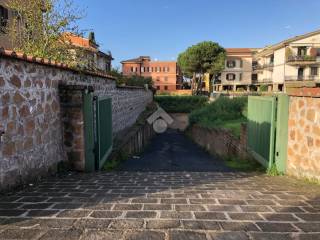 Garage in vendita a roma via sorano, 16