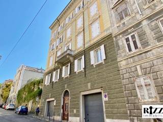 Posto auto in affitto a trieste via francesco crispi, 51