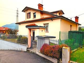 Villa in vendita ad alzano lombardo via verdi