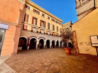 Negozio in vendita a vasto piazza lucio valerio pudente