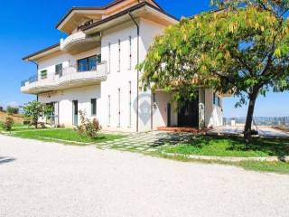 Villa in vendita ad ancarano contrada madonna della carità s.n.c.