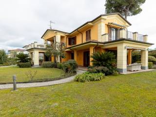 Villa in vendita a forte dei marmi via michelangelo buonarroti, 84