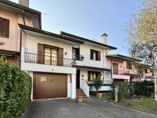 Villa a schiera in vendita a jesolo via generale carlo alberto dalla chiesa, 3e