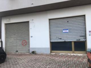 Magazzino in vendita a pescara via tirino, 384