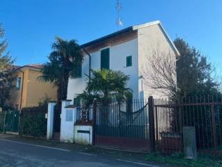 Villa in vendita ad abbiategrasso via cassolnovo, 91