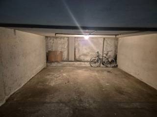 Garage in affitto a como via cinque giornate, 61