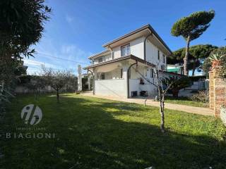 Villa in vendita a camaiore via novara,