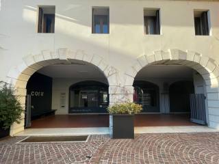 Negozio in affitto a thiene piazza montello, 23