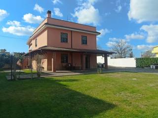 Villa in vendita ad aprilia via monviso