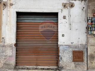 Negozio in vendita a palermo via francesco paolo perez, 86