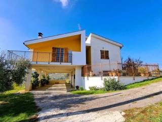 Villa in vendita a penne sp75