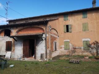 Intero stabile all'asta a poviglio via arginello, 15