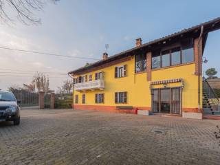 Villa bifamiliare in vendita ad asti frazione mombarone, 96