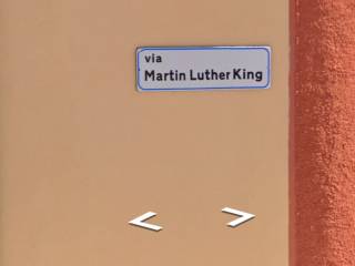 Magazzino all'asta a olbia via martin luther king, 27