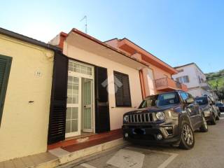 Casa indipendente in vendita a roseto degli abruzzi via a. di donato, 37