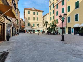 Negozio in vendita ad alassio via vittorio veneto