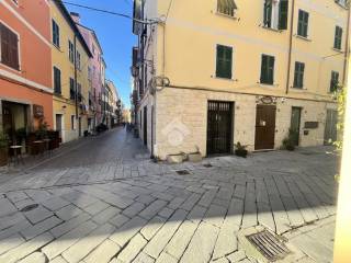 Negozio in vendita a sarzana negozio via castruccio castracani, 5